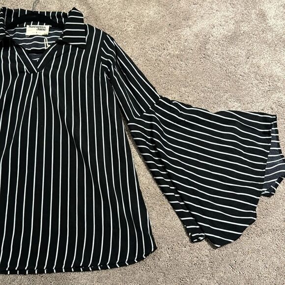 Savanna Jane blouse with bell sleeves ! Size small black and white NWT - Picture 3 of 8